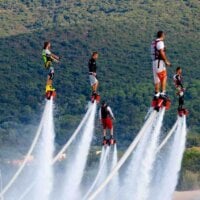 Pięcioro ludzi na FlyBoardzie
