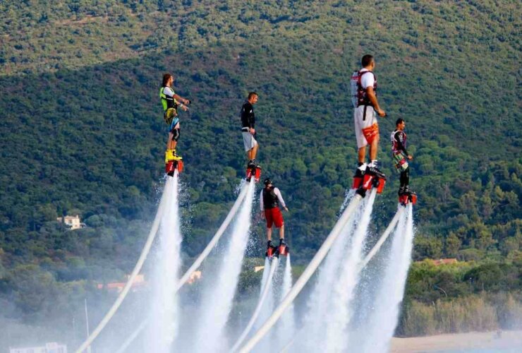 Pięcioro ludzi na FlyBoardzie