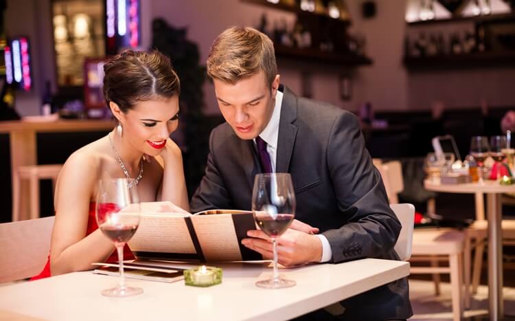 elegancka para wybiera dania z menu w restauracji