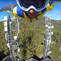 Mężczyzna podczas wingsuitu