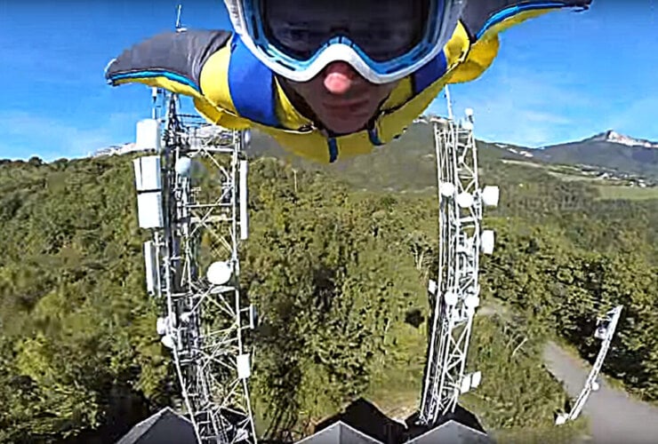 Mężczyzna podczas wingsuitu