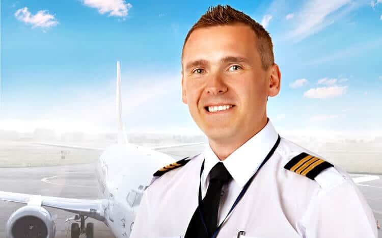 pilot zawodowy na tle samolotu liniowego