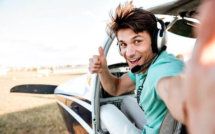 pilot turystyczny pokazuje kciuk w górę