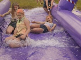 Młode dziewczyny podczas festiwalu kolorów na Water Slide