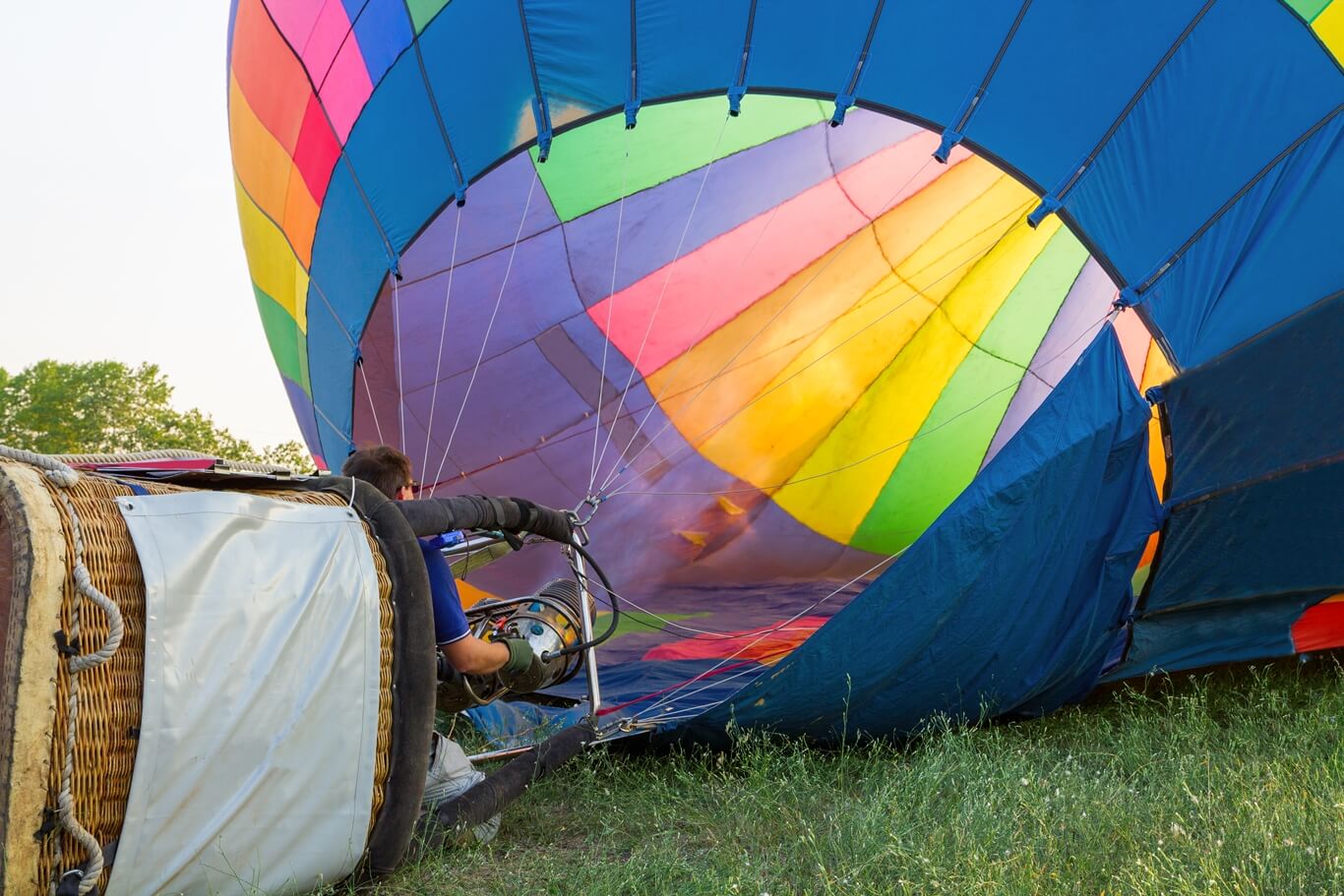 napełnianie kolorowego balonu