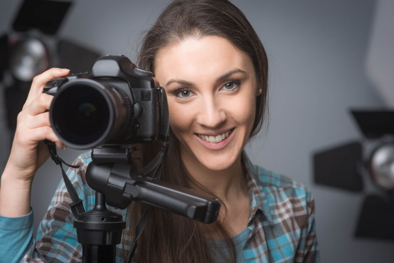 kobieta fotograf w profesjonalnym studiu