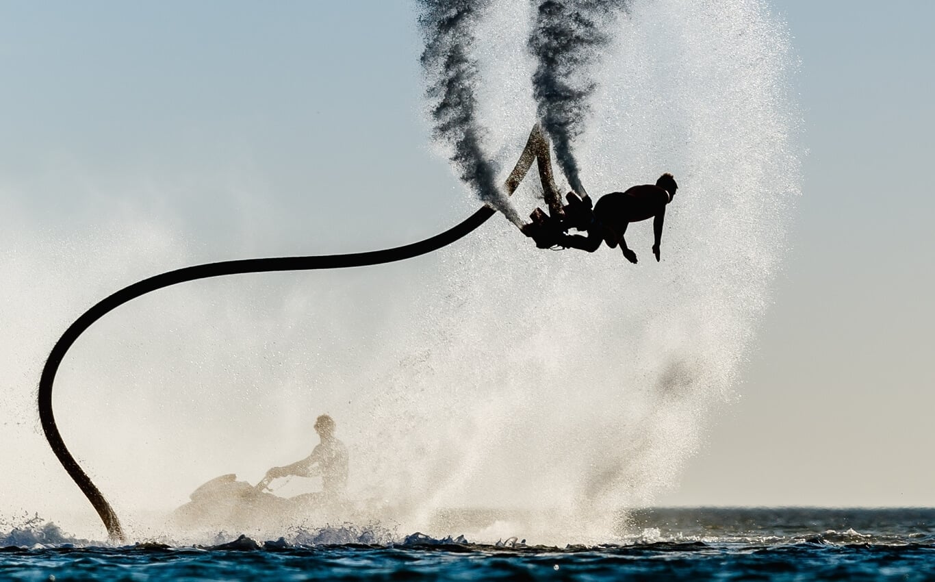 mężczyzna wykonujący akrobacje na fly board