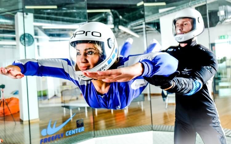 młoda kobieta w czasie lotu z tunelu aerodynamicznym