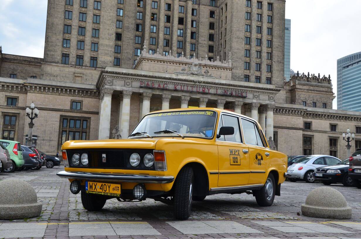 żółty fiat 125p pod pałacem kultury w warszawie