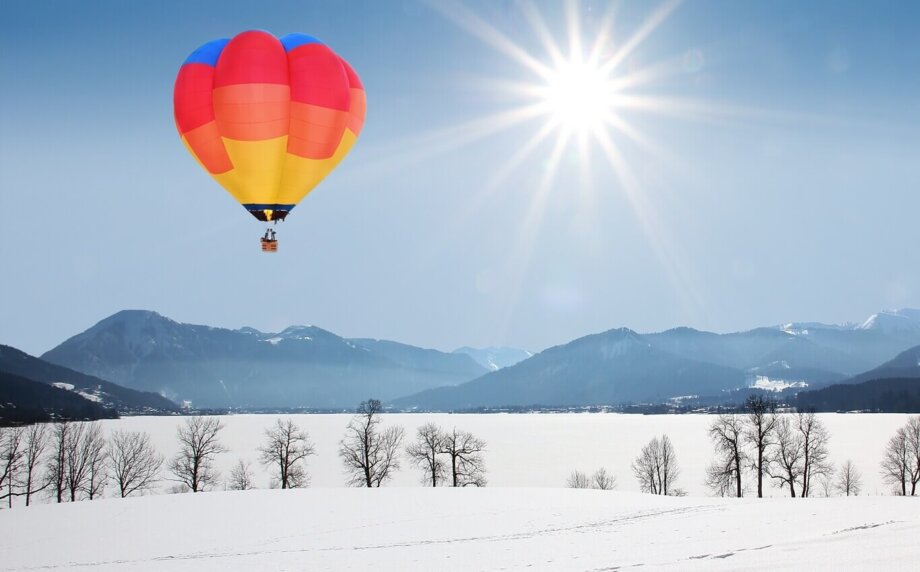 kolorowy balon nad ośnieżonymi polami