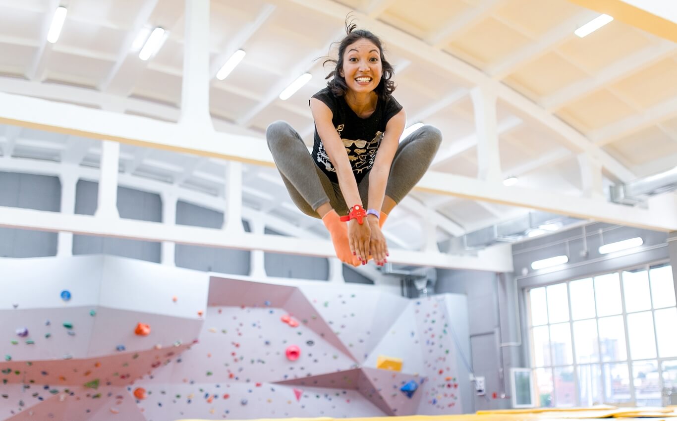 młoda kobieta skacząca na trampolinie