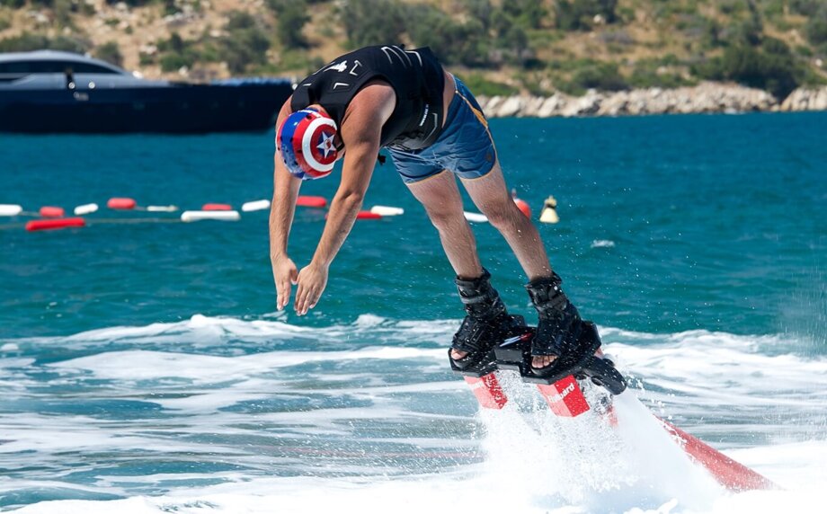 mężczyzna na flyboardzie przygotowuje się do nurkowania