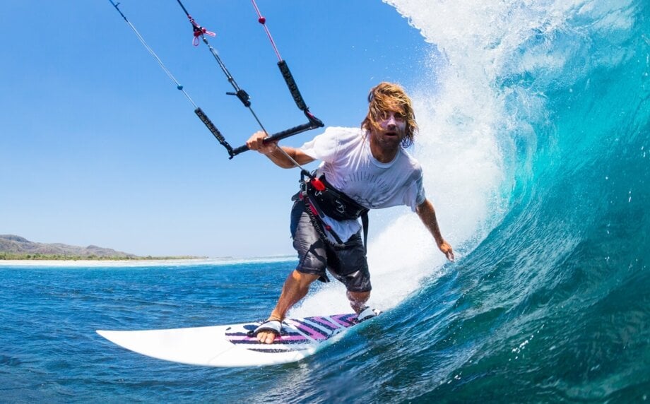 mężczyzna uprawiający kitesurfing
