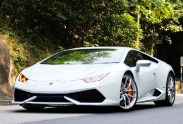 białe lamborghini widok z przodu