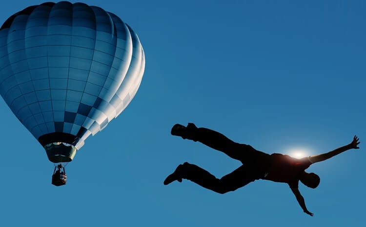 skok ze spadochronem z balonu