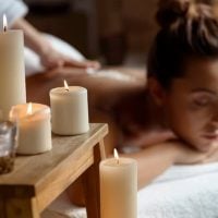 kobieta na masażu pleców w spa