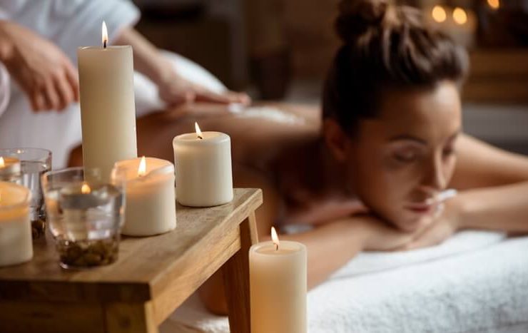 kobieta na masażu pleców w spa