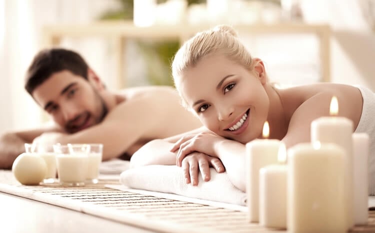 kobieta i mężczyzna na masażu w salonie spa