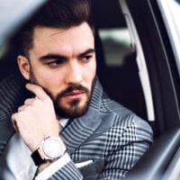 przystojny mężczyzna za kierownicą samochodu