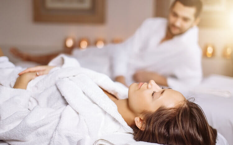kobieta i mężczyzna relaksują się w spa