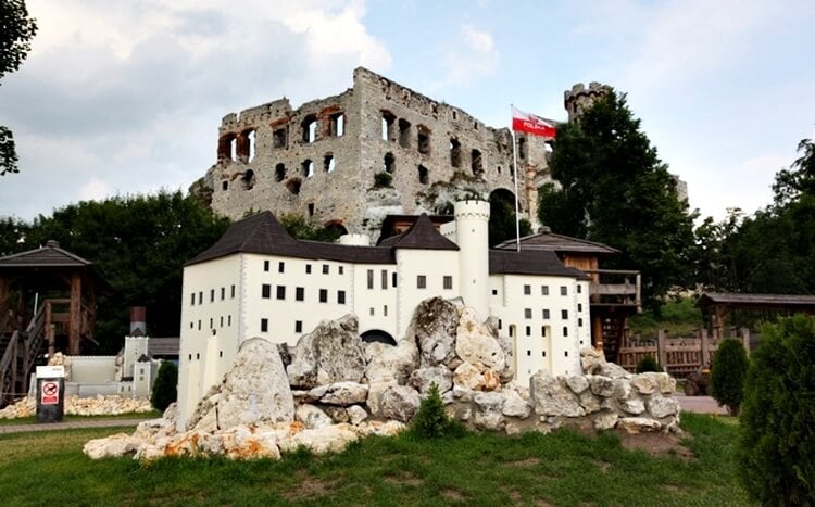 park miniatur w parku rozrywki ogrodzieniec