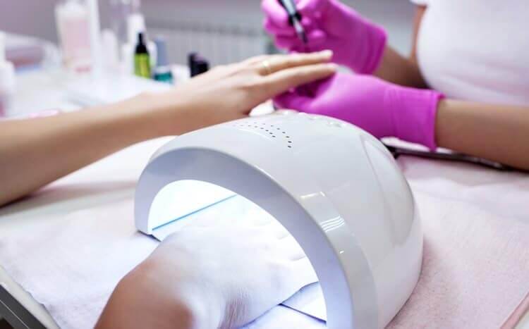 manicure hybrydowy w salonie kosmetycznym