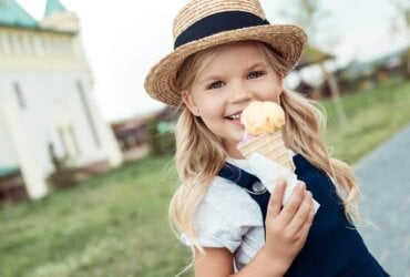ładna dziewczyna jedząca lody