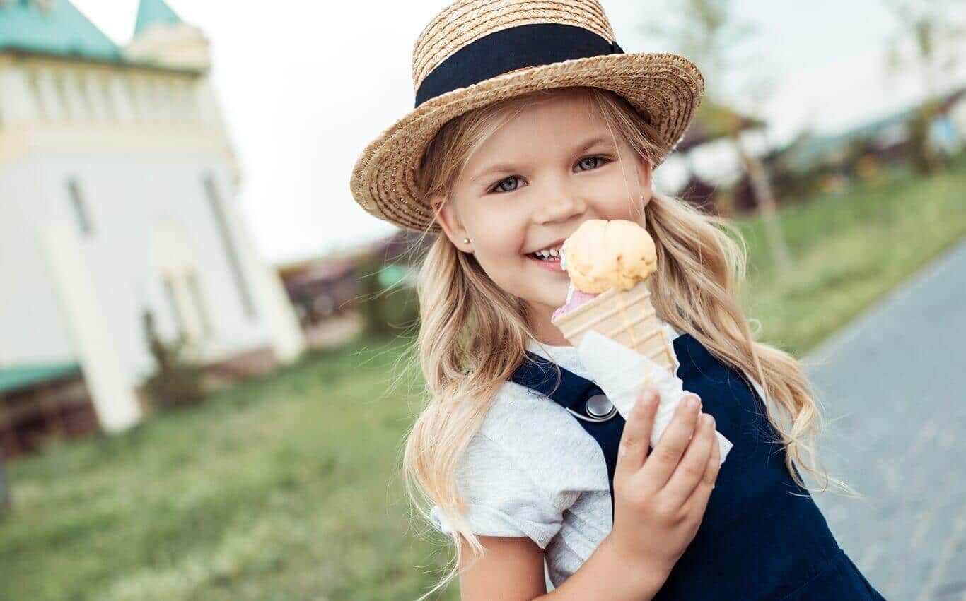 ładna dziewczyna jedząca lody