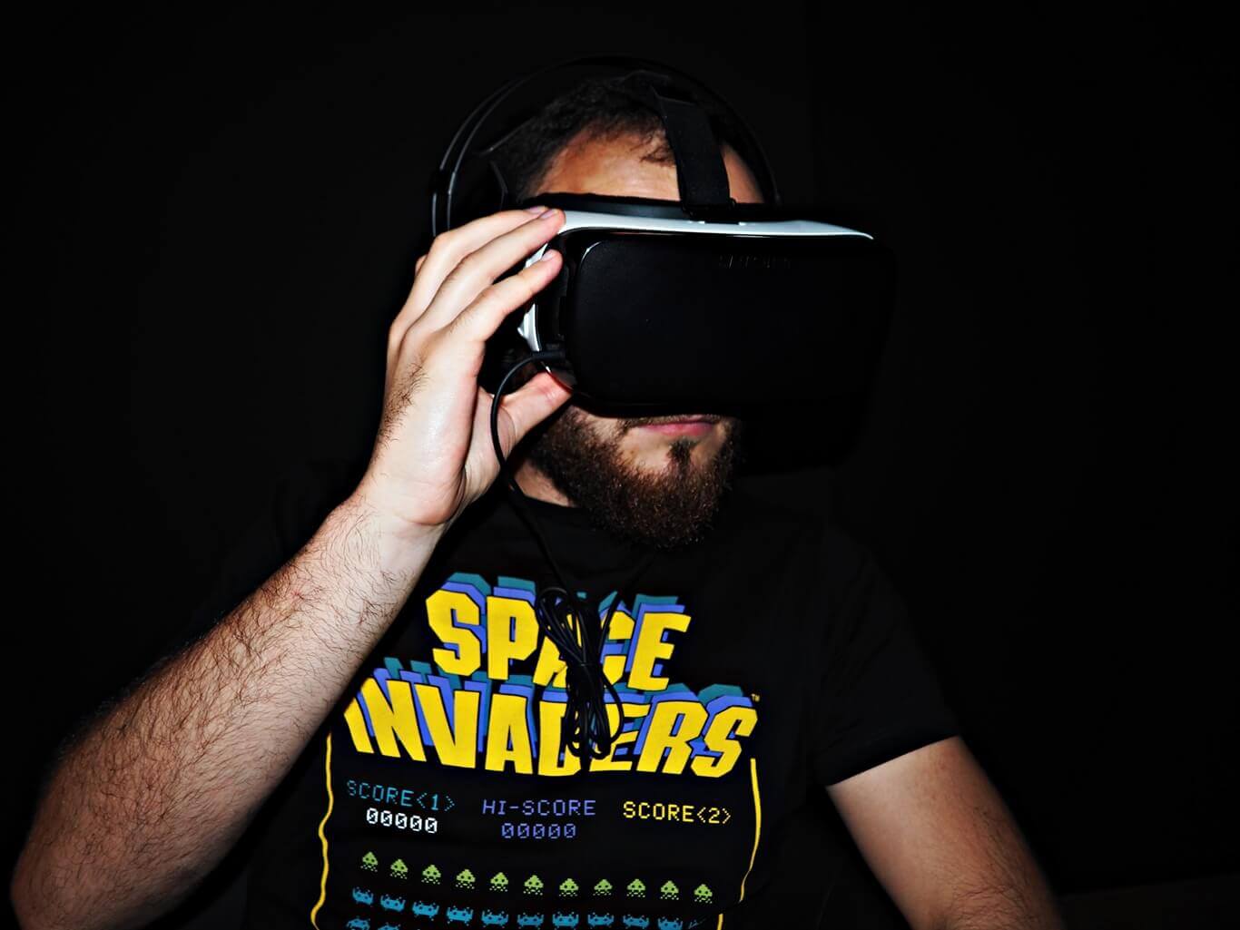 mężczyzna w okularach vr