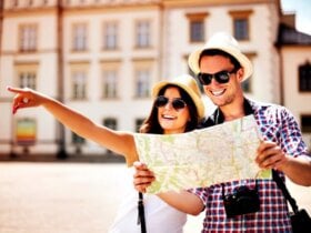 uśmiechnięta para zwiedza miasto z mapą