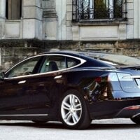 czarna tesla model s widok tyłem