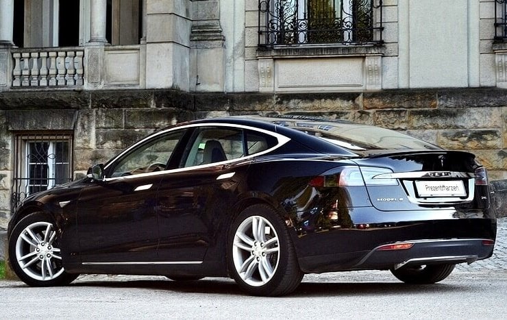 czarna tesla model s widok tyłem