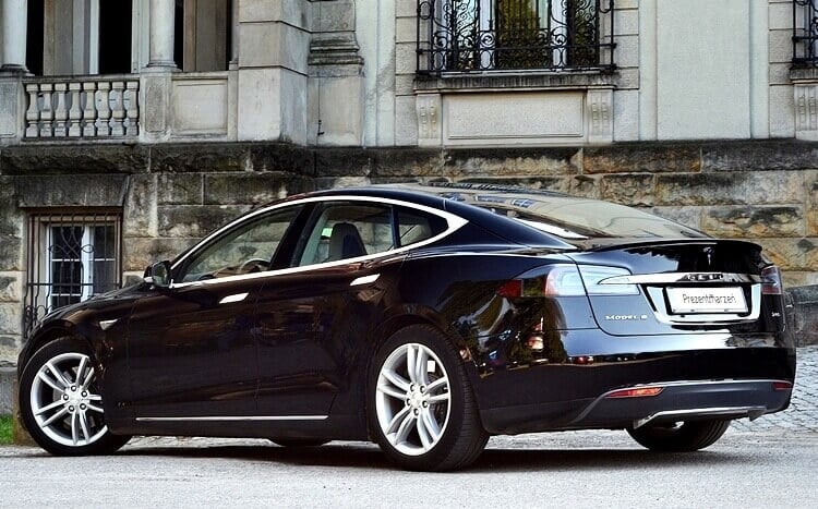czarna tesla model s widok tyłem