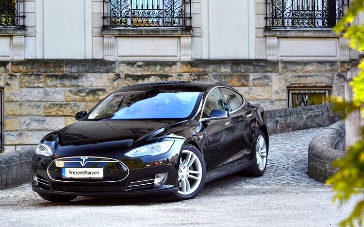 czarna tesla s85 widok przodem