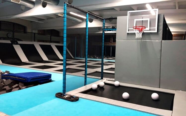 sala w parku trampolin z trampolinami i koszem