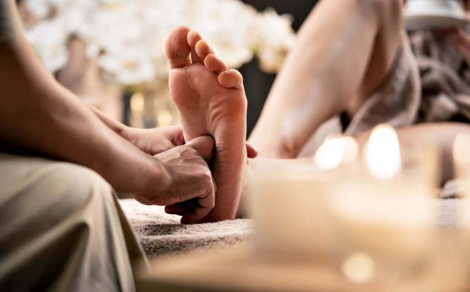 masaż stóp w gabinecie spa refleksoterapia