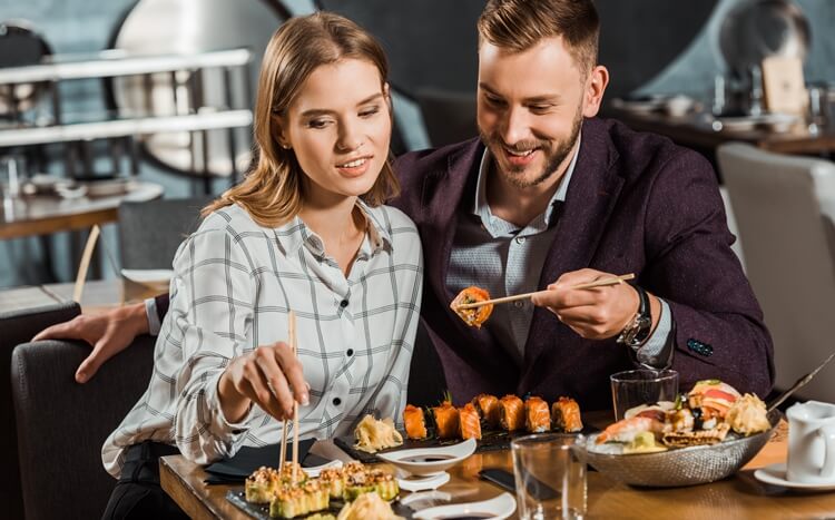 para w restauracji sushi