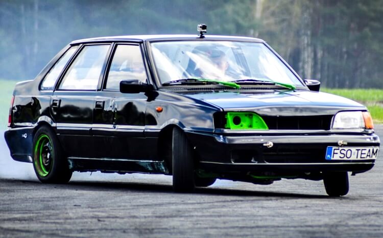 czarny polonez fso drift na torze