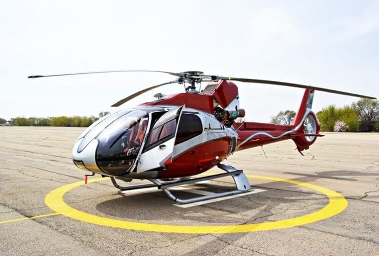 czerwony helikopter na lądowisku przygotowuje się do startu