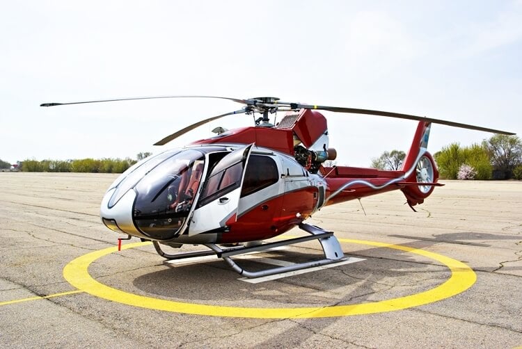 czerwony helikopter na lądowisku przygotowuje się do startu