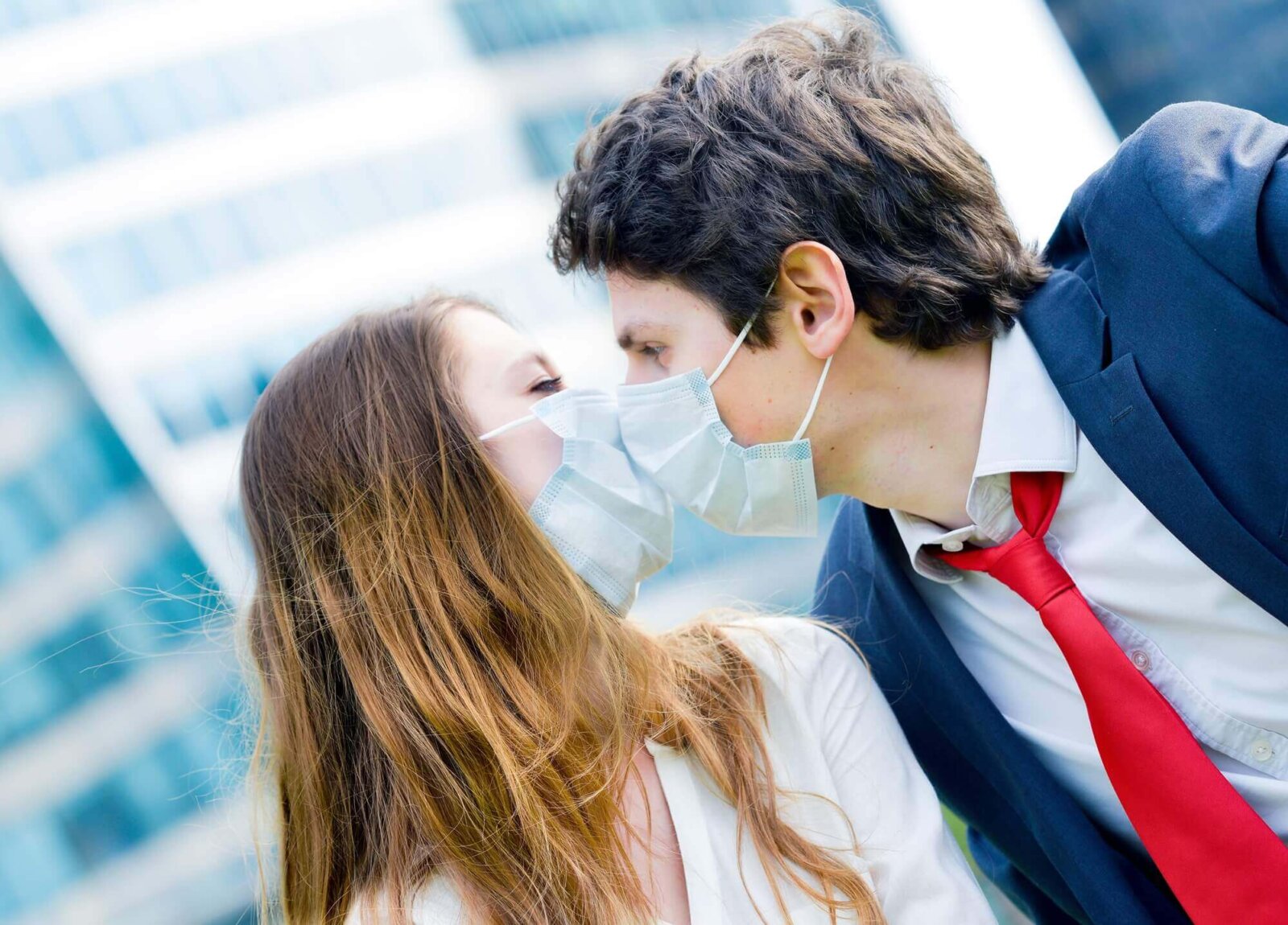 ludzie w maskach w czasie epidemii koronawirusa