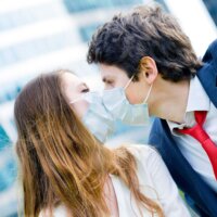 ludzie w maskach w czasie epidemii koronawirusa