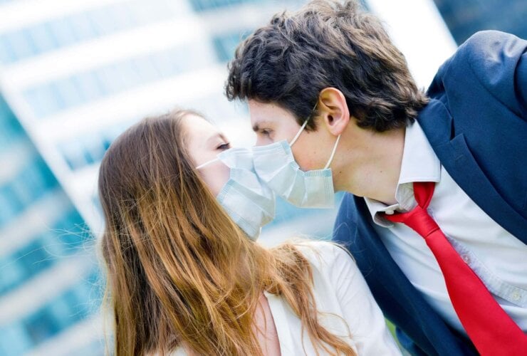 ludzie w maskach w czasie epidemii koronawirusa