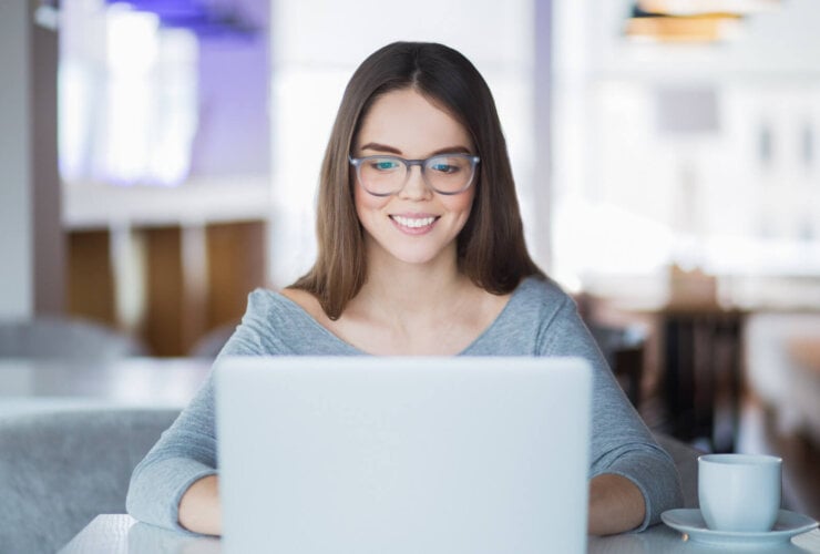 kobieta przed komputerem realizuje kurs online