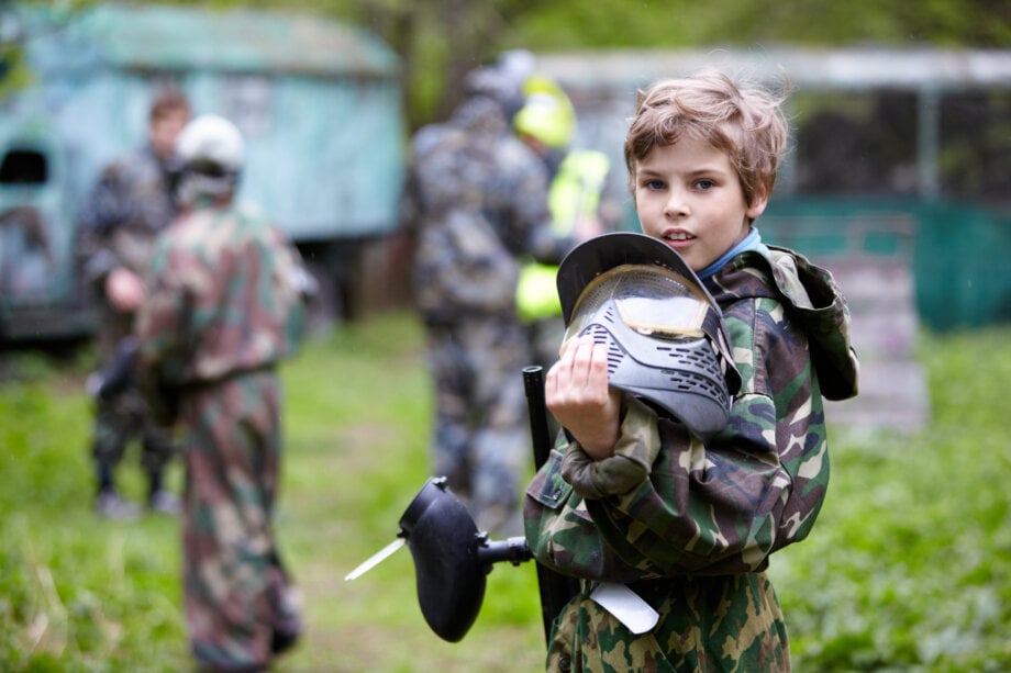 dziecko w stroju do paintballa
