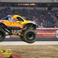 Monster Truck podczas pokonywania przeszkód