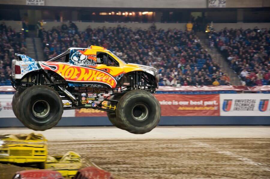 Monster Truck podczas pokonywania przeszkód