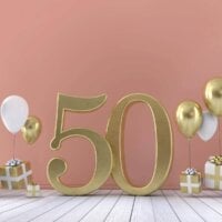 życzenia na 50 urodziny, prezenty i balony na różowym tle