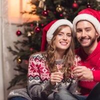 życzenia na święta dla dziewczyny i toast na tle choinki
