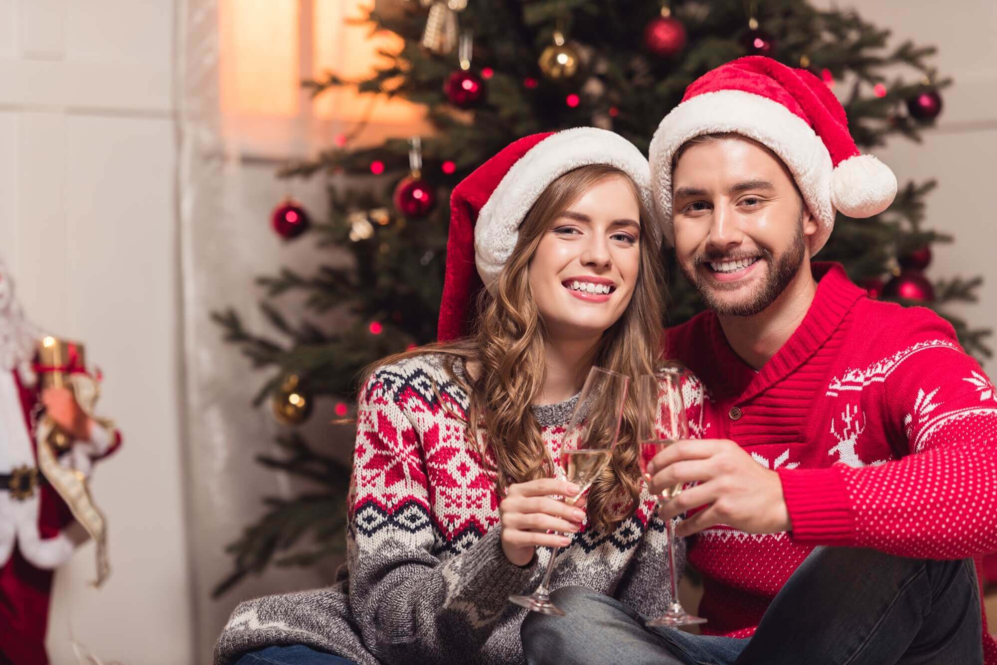 życzenia na święta dla dziewczyny i toast na tle choinki